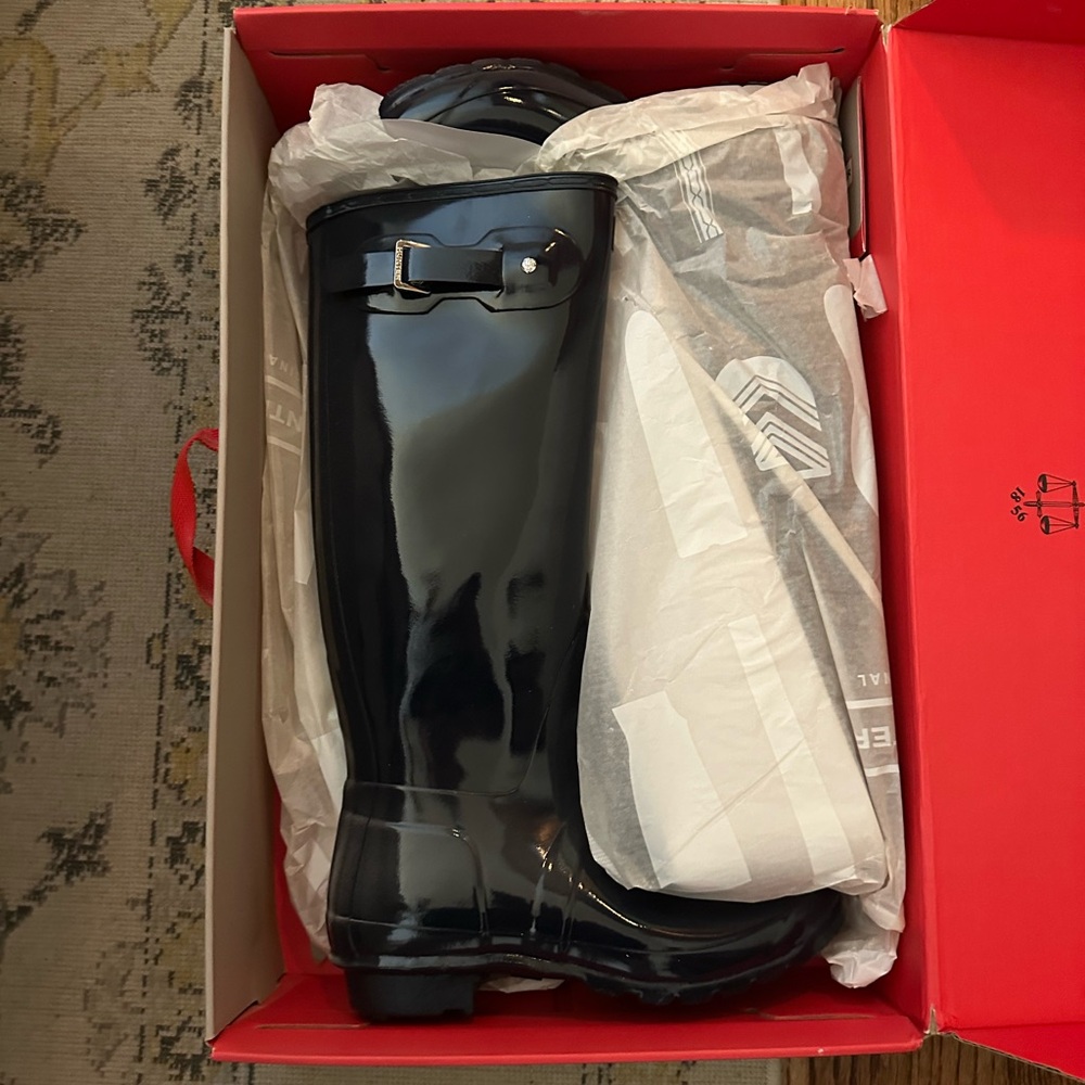 Hunter Navy tall glossy boots women’s sz 10 new in box never worn